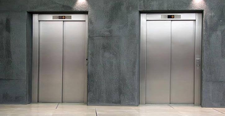 elevador do condomínio
