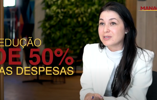 Mulher dando um depoimento com a frase "Redução de 50% nas Despesas"